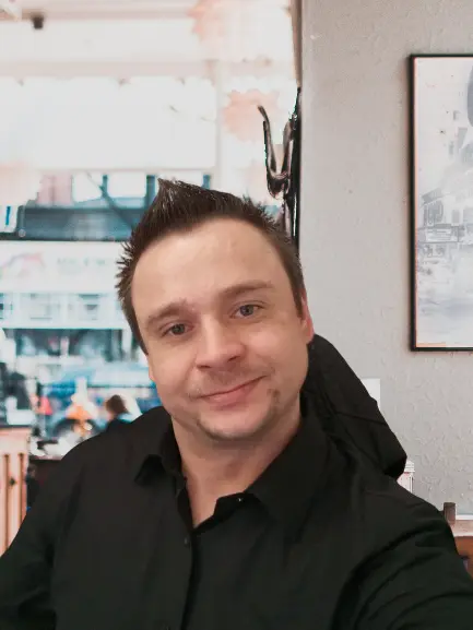 David Puchalla, Inhaber und Gründer der Marke puchalla.pro. Gleizeitig der mehrfach ausgezeichnete Experte in den Bereichen "Social Media Management", "Social Media Marketing", "Suchmaschinenmarketing", SEO, SEA, Logistik, etc.